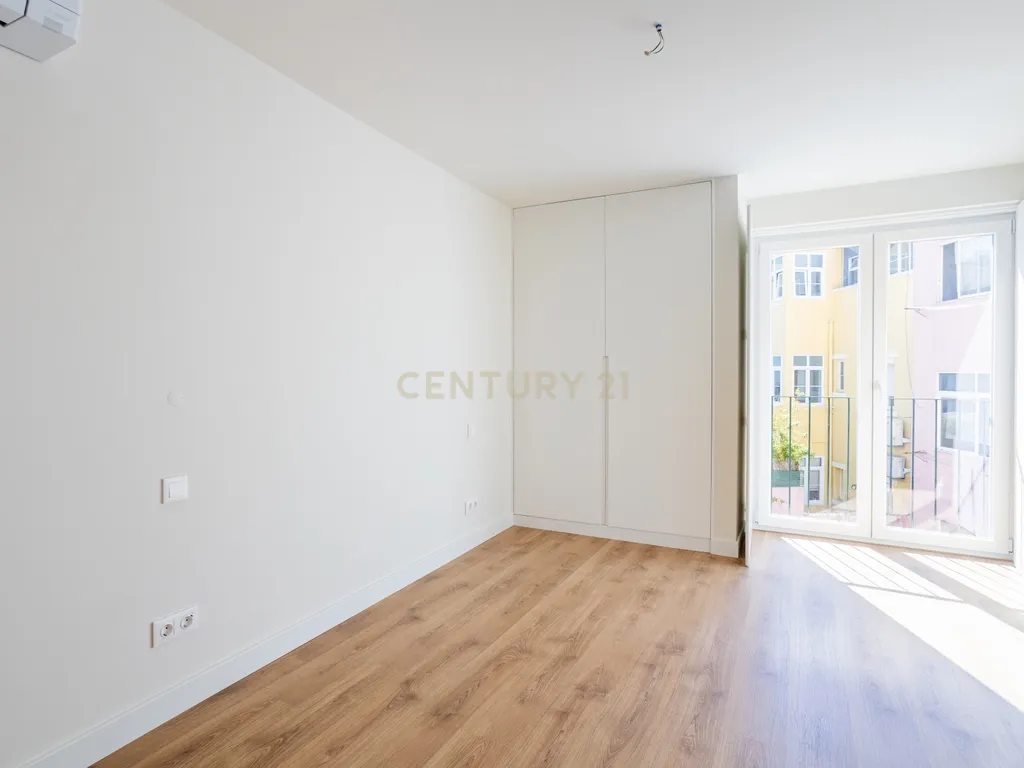 Duplex T3 para Venda, em Campolide – Pé-Direito Duplo, Terraço e Classe Energética A | 940.000 € - Image 15