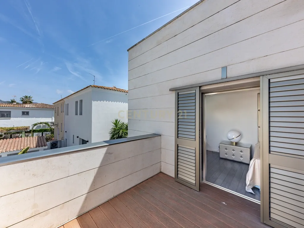 Villa de Design em Segunda Linha de Mar em Sitges com Mobiliário de Marcas de Luxo - Image 51