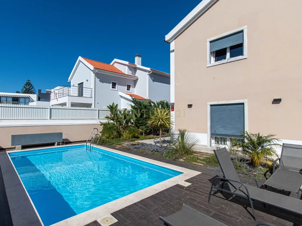 Moradia Independente T4+1 com Piscina, 321 m² de Construção e Garagem para 5 Viaturas | Albarraque, Rio de Mouro - Image 11