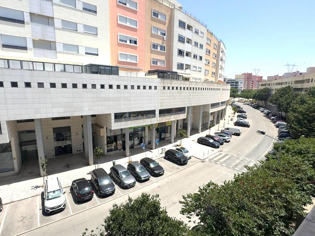 T4 em Odivelas com terraço e parqueamento - Image 37