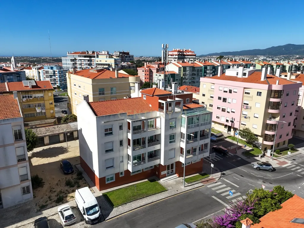 Apartamento T3 com 2 varandas, suíte e garagem no Cacém - Image 22