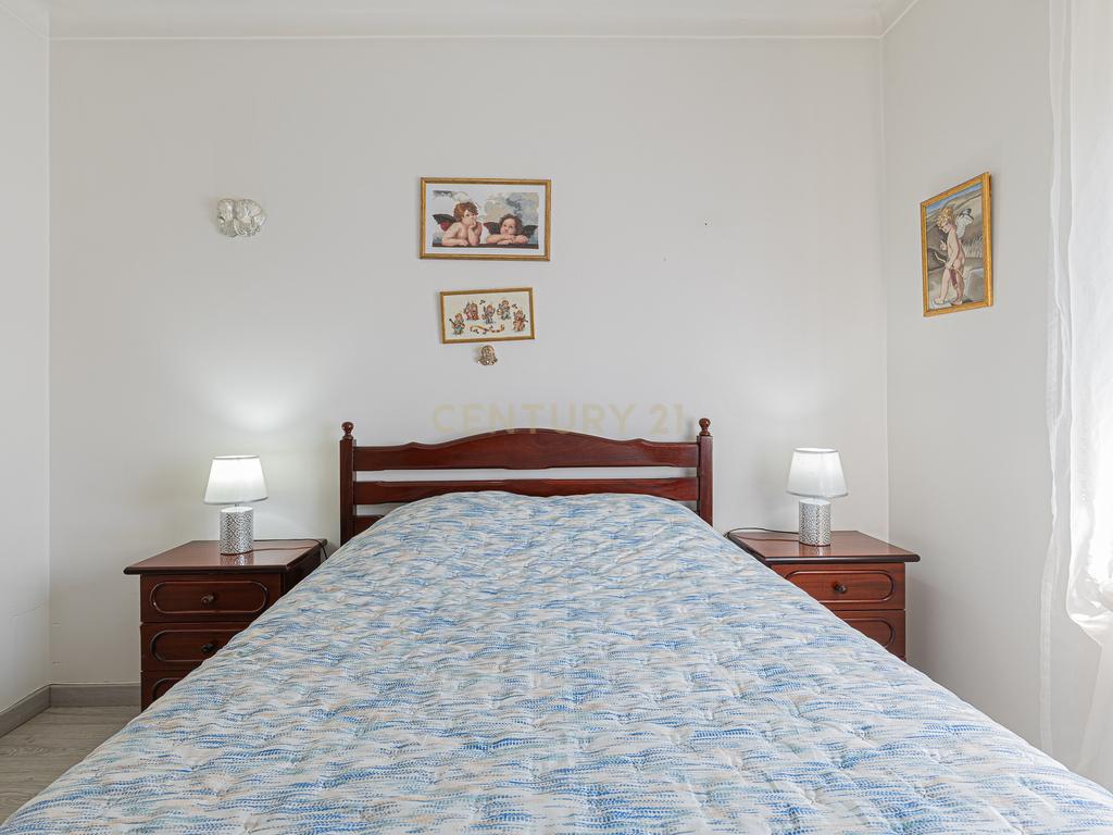 Apartamento T2 parcialmente renovado — Porto Salvo - Image 33
