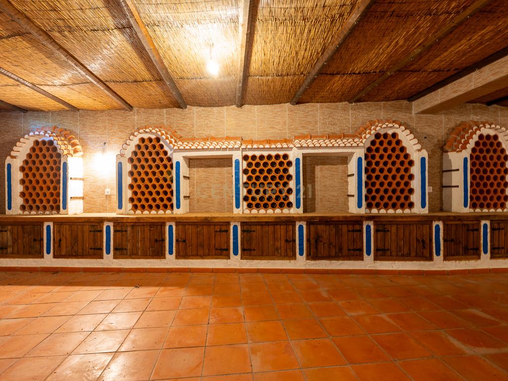 Fabulosa Quinta com lote de terreno de 22.381 m2, onde se encontra inserida uma moradia composta por dois pisos, com uma área bruta de 623 m2, uma área útil de 304 m2 e uma área bruta dependente de 319 m2, localizada em Santo Isidro de Pegões, na zona de Pegões, a pouca distância das belas praias de Setúbal. - Image 99