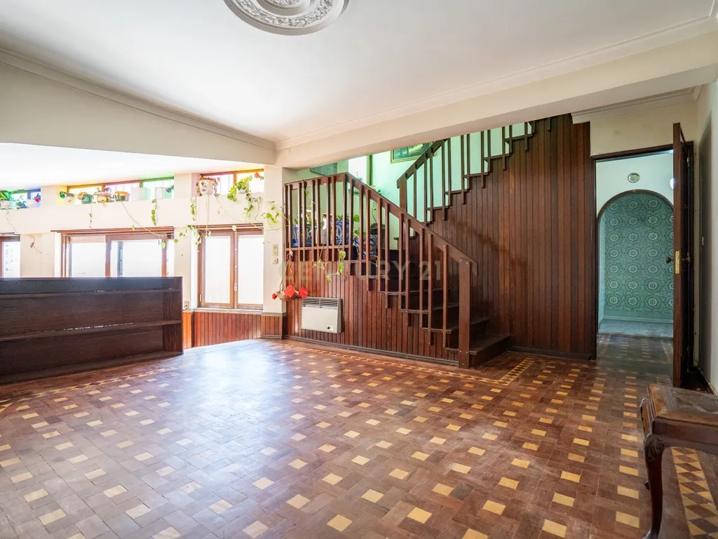 MORADIA T5 C/ TERRAÇO E JARDIM ALFRAGIDE - Image 9
