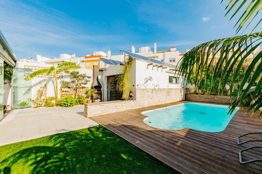 Luxuosa Moradia Renovada com Vista Panorâmica em Loures - Image 2