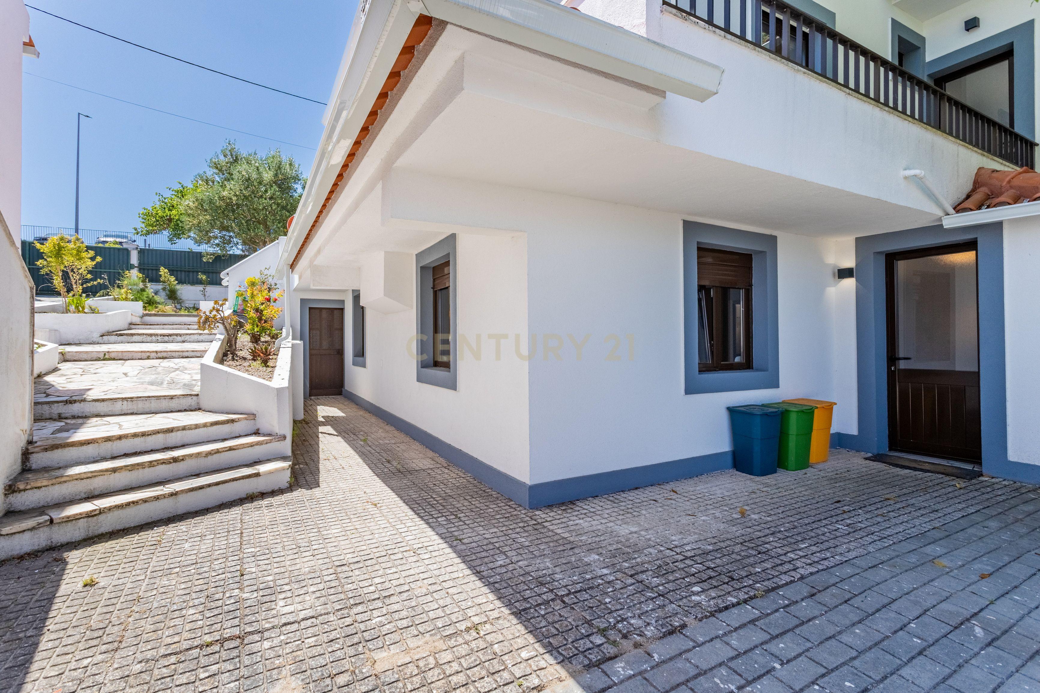 Moradia T5 isolada, inserida num lote de terreno de 750m2 em Casal de Cambra - Image 4