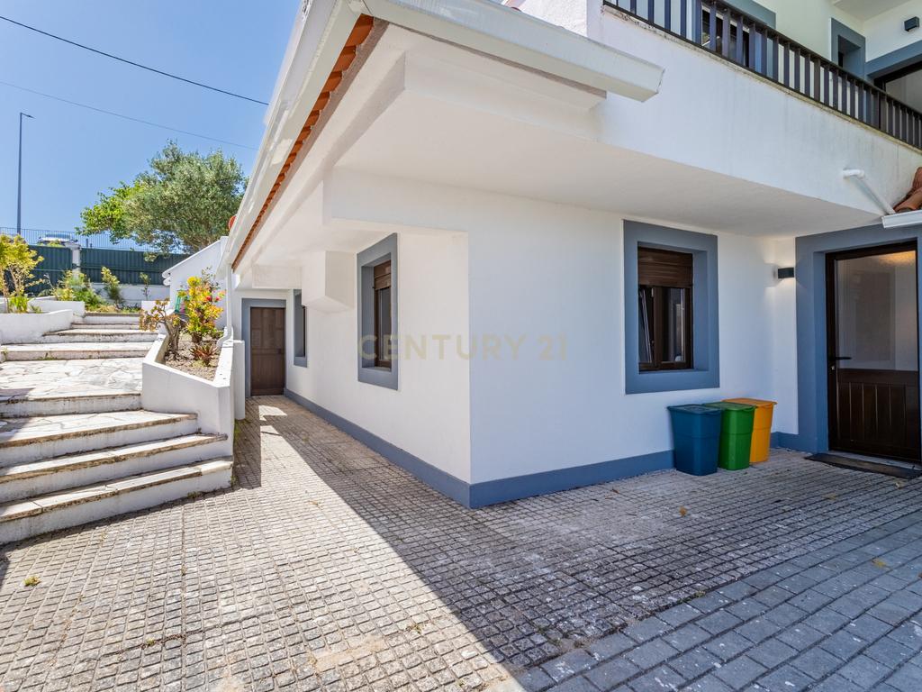Moradia T5 isolada, inserida num lote de terreno de 750m2 em Casal de Cambra - Image 4