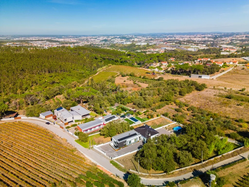 Moradia Moderna e Eficiente com 4 Quartos Próxima de Leiria - Image 39