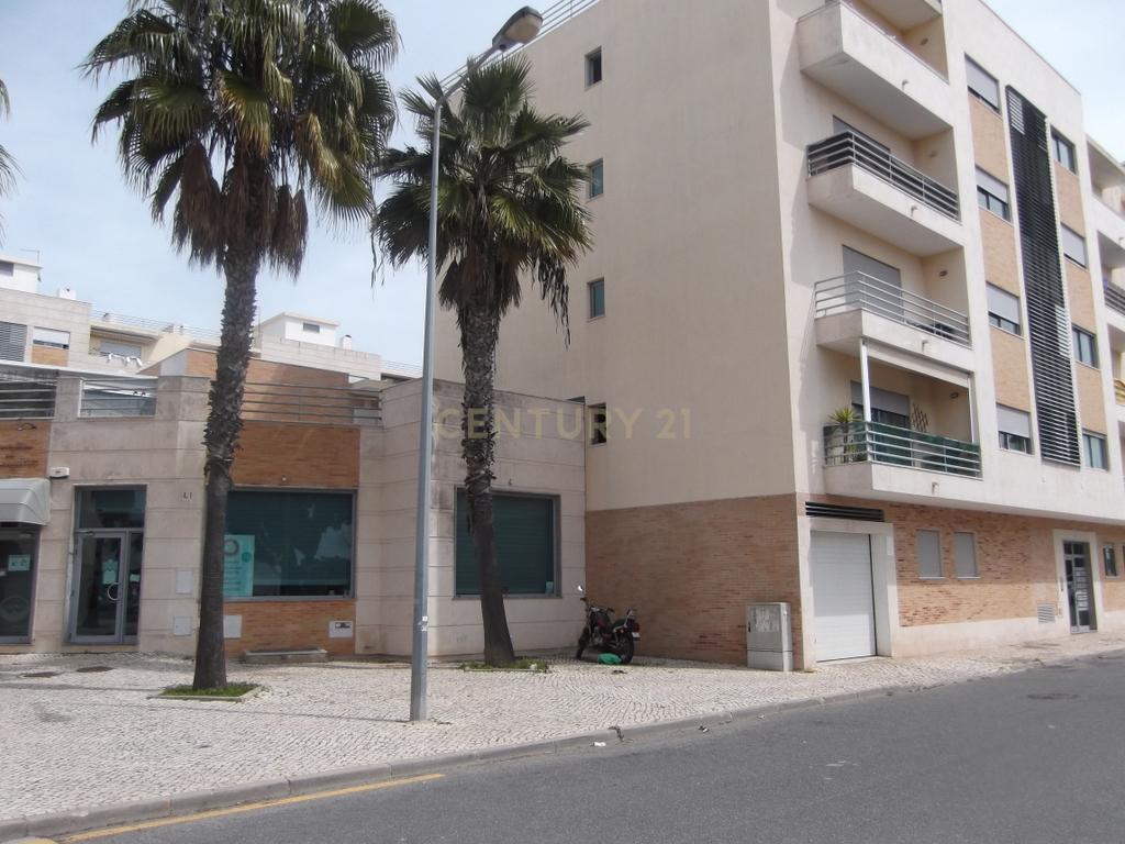Olhão - Pechão Loja 116m2 com 2 pisos e terraço 58m2, em frente ao Estádio Municipal de Olhão - Image 1