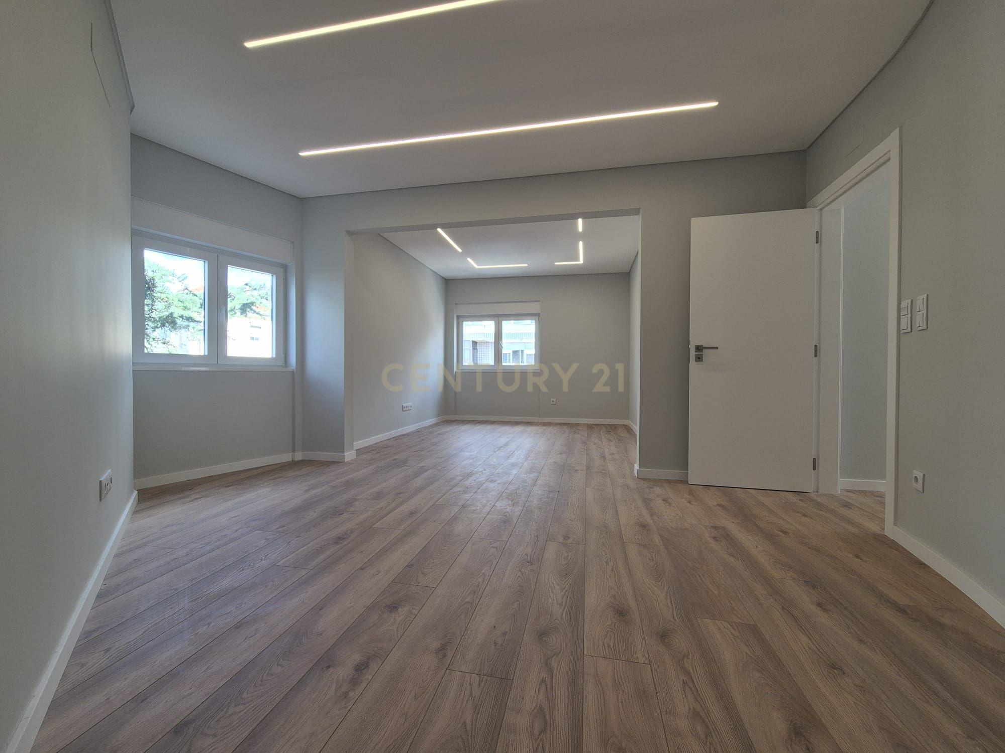 Fotografia 3 de T2 totalmente remodelado com 71m2 em prédio remodelado – Amadora – 5min a pé da Estação CP