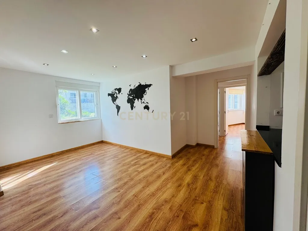 APARTAMENTO T3 REMODELADO NA ENCARNAÇÃO - Image 1