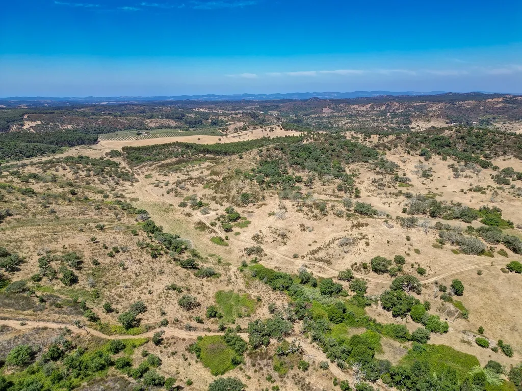 Herdade com 59,225 ha , 687m2 urbano, nascente de água, em Colos, Odemira - Image 25