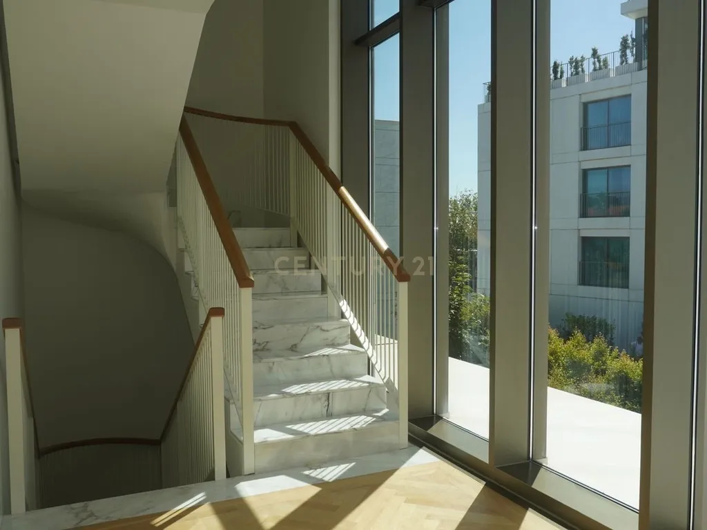 Moradia T3+1 em Cascais com Piscina Privada, Varandas e Jardim - Image 18