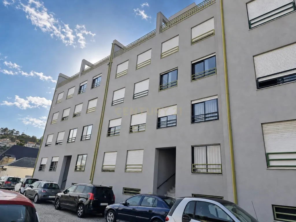 T3 com amplos terraços, vistas panorâmicas, elevador e garagem em São Pedro da Cova - Image 45