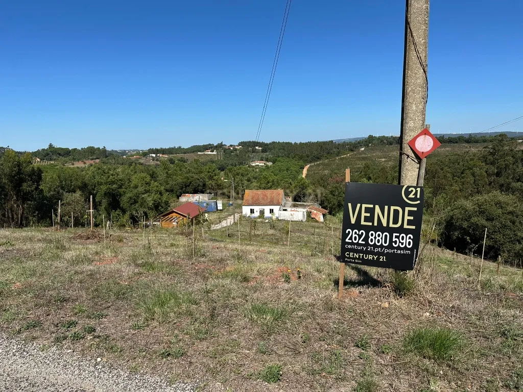 Moradia em ruína com 5.570 m² de terreno em Alvorninha - Image 3