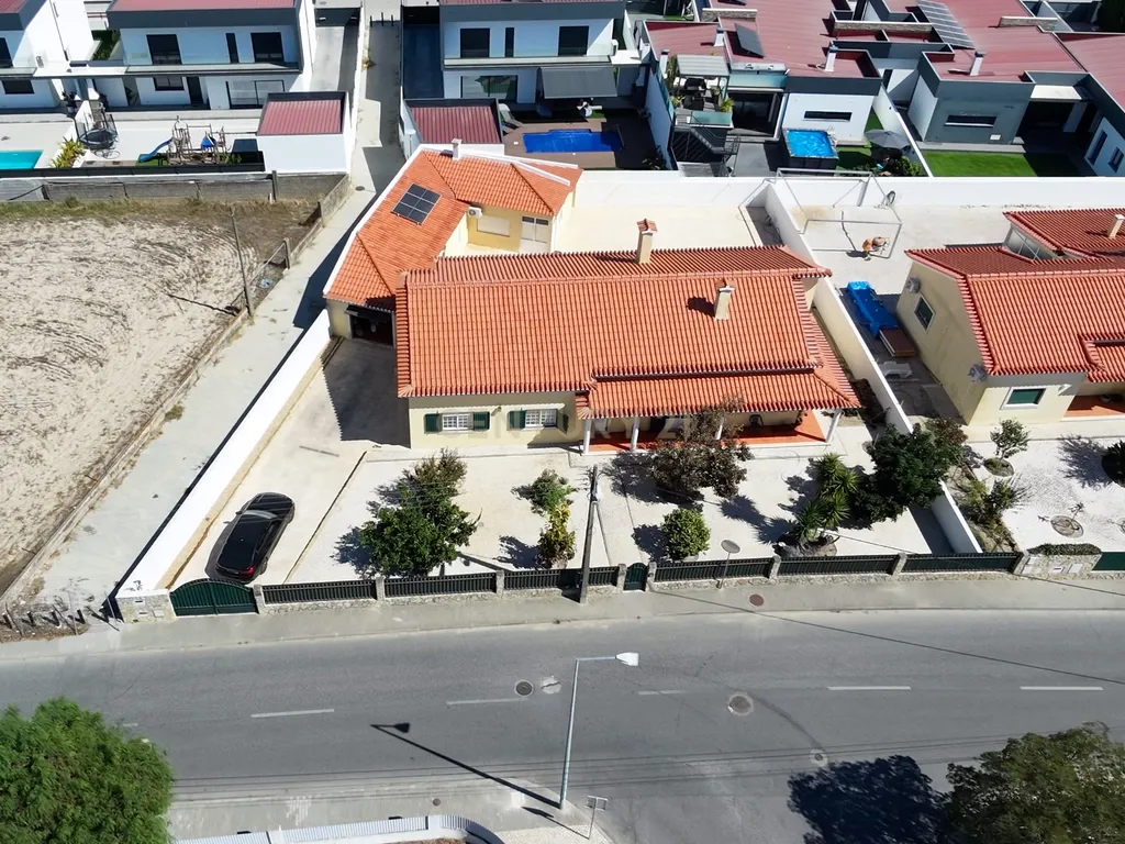 Moradia T3 com garagem e anexo independente com amplo Terreno - Samora Correia - Image 1