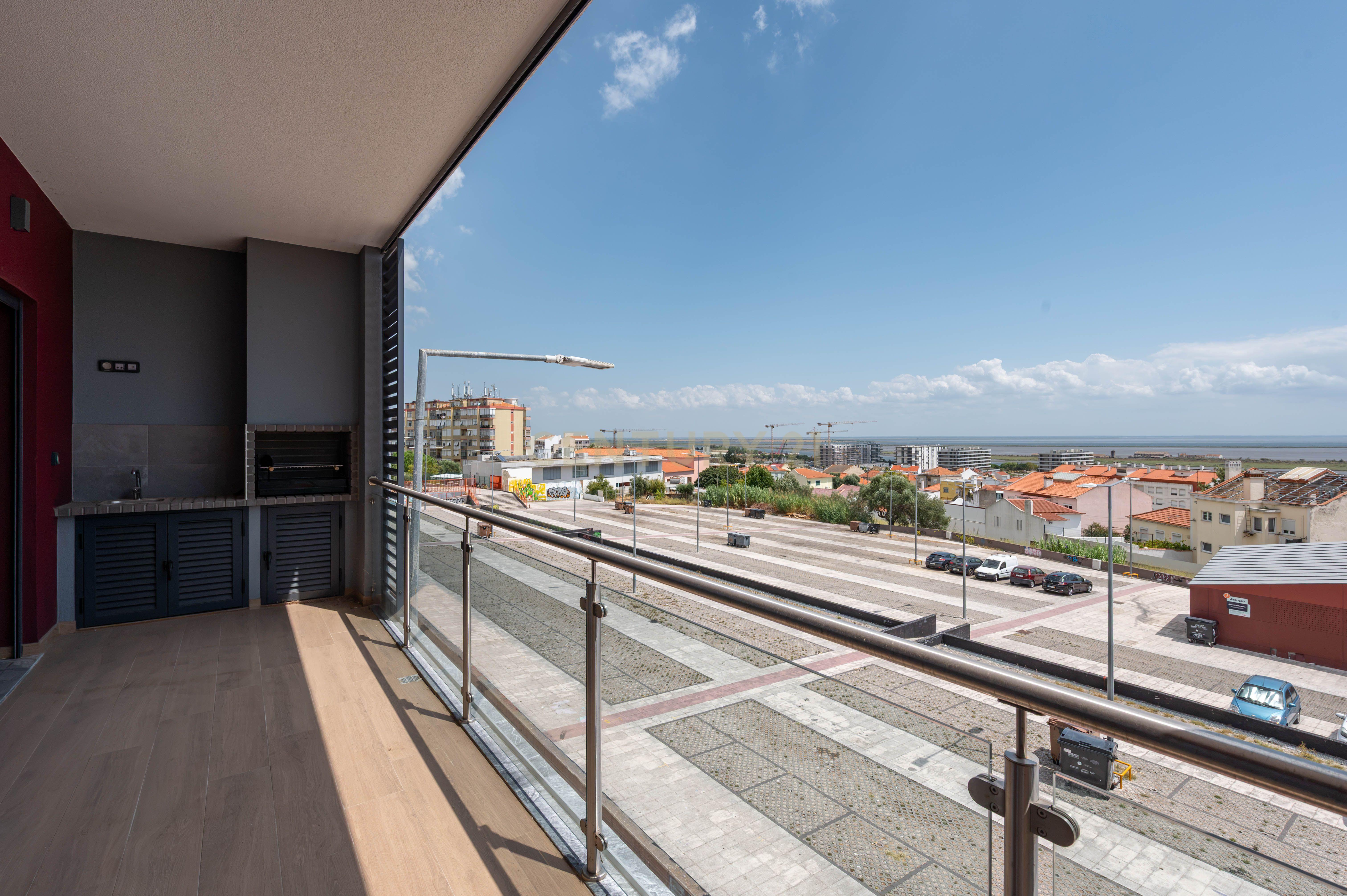 Fotografia 3 de T3 com vista rio, box para 4 carros | Póvoa de Santa Iria