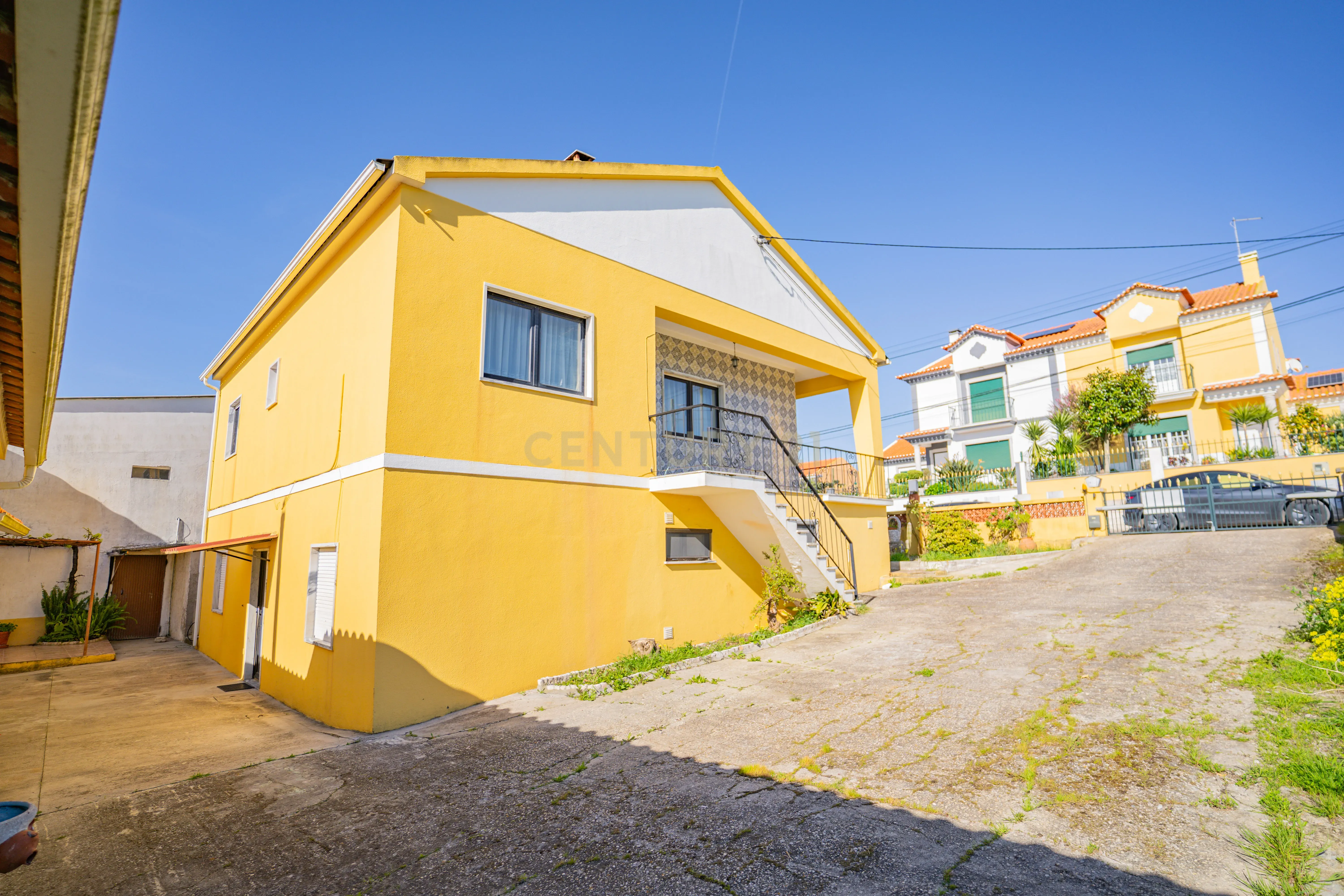 Fotografia 4 de Moradia Bifamiliar com 2 Armazéns de Grande Dimensão