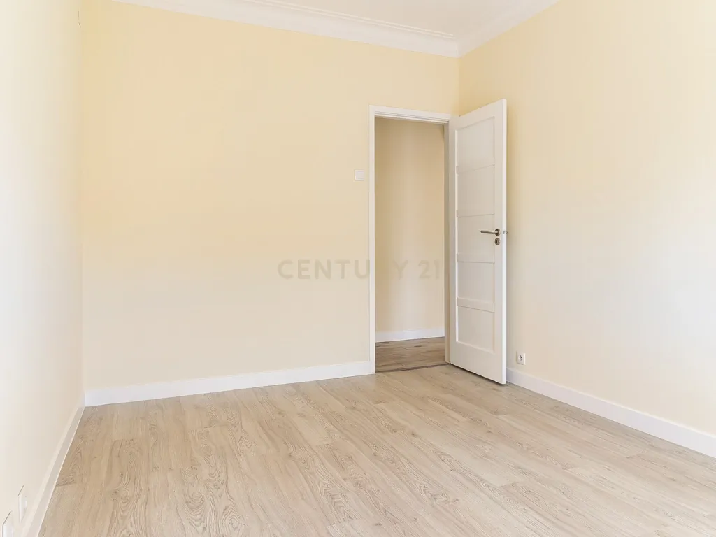 Apartamento T3 renovado na Avenida de Roma, Alvalade, Lisboa. Para Arrendar! - Image 9