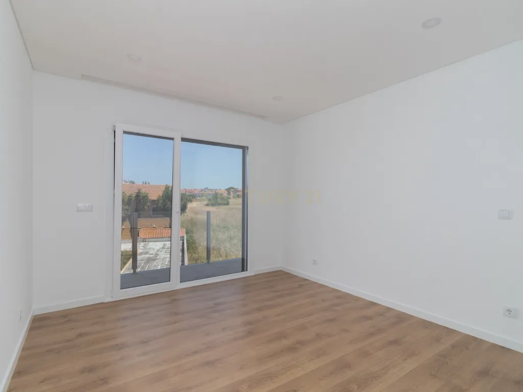 Moradia Nova T4 Foros da Amora com vista desafogada - Image 12