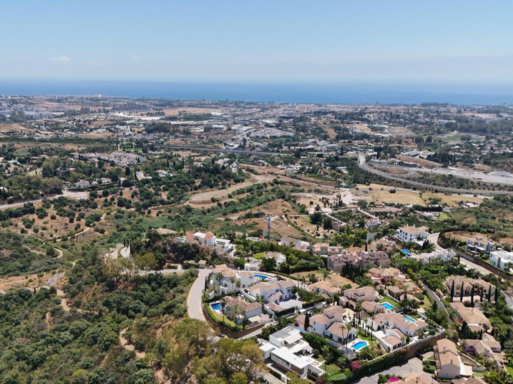 Terreno Exclusivo no Ponto Mais Alto de Los Almendros, Benahavís – 7000 m² com Vista Panorâmica para o Mar e o Golfe - Image 4
