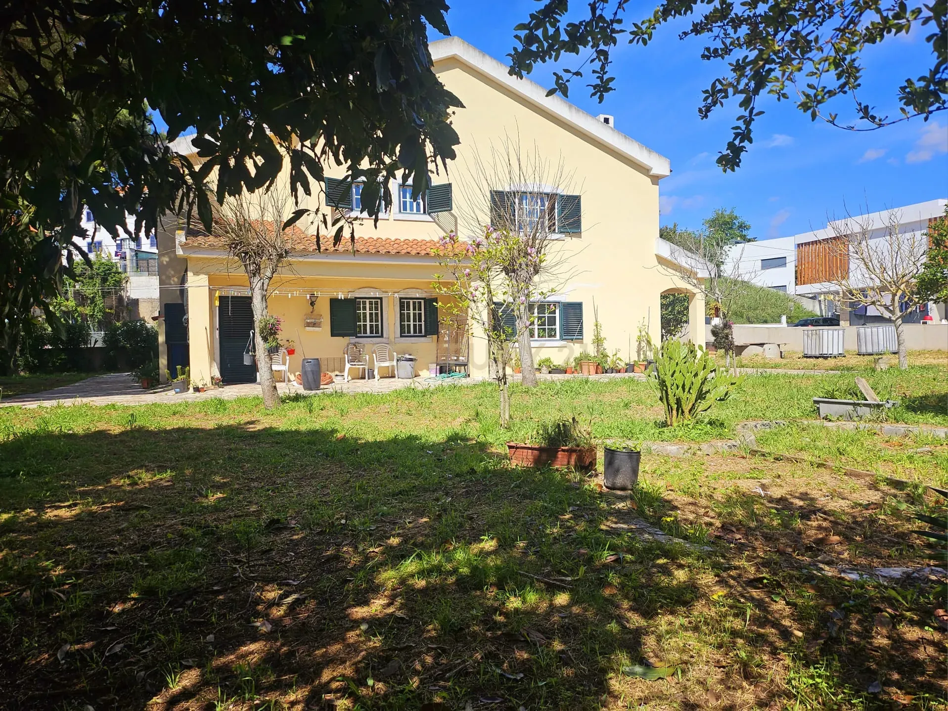 Moradia Unifamiliar T4 com Vista Desafogada e Grande Lote de Terreno na Quinta da Condessa - Image 2