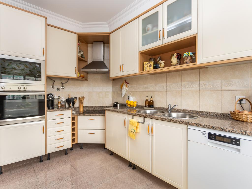 Apartamento T4 c/Arrecadação - Torre da Marinha - Image 16
