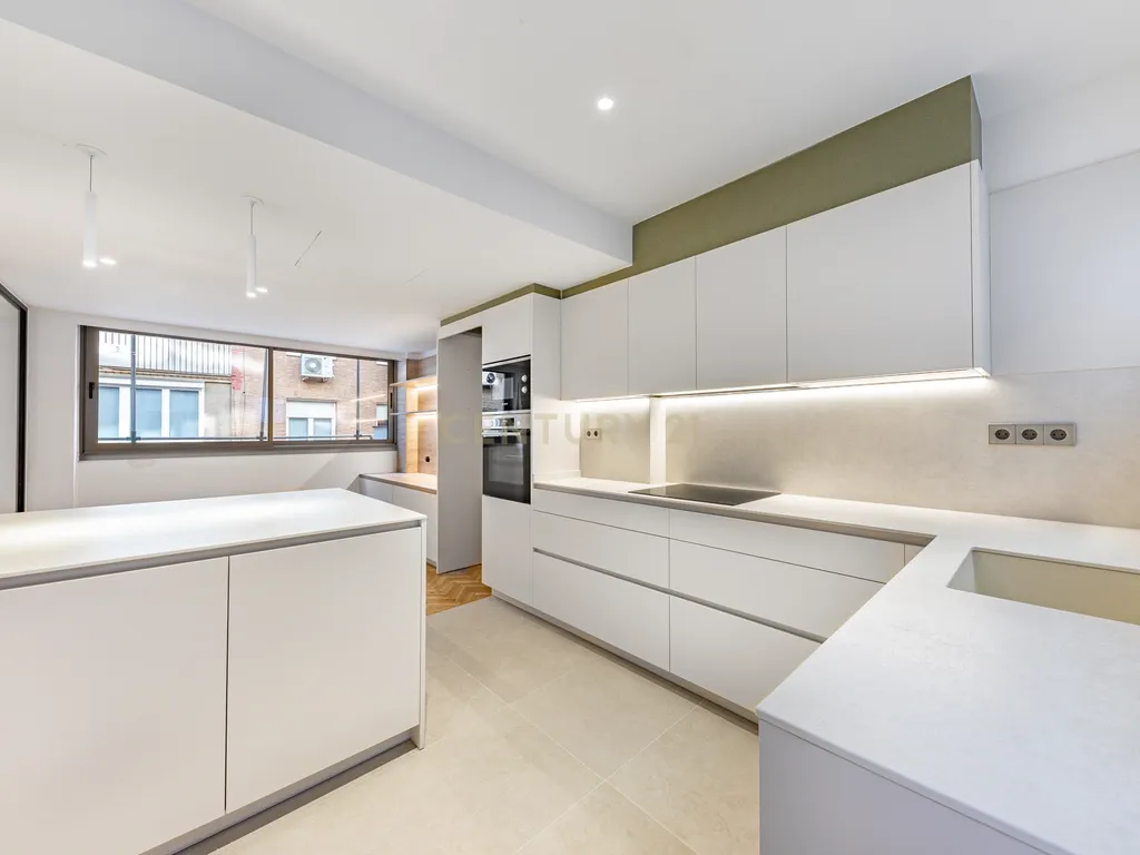 Espetacular apartamento renovado de 220 m² com 4 quartos - Image 2