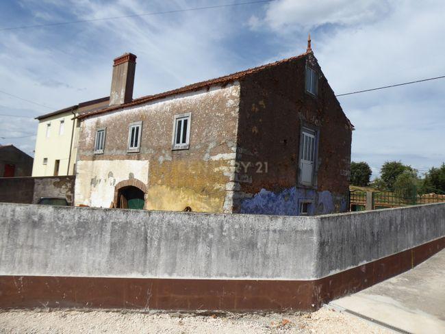 Moradia em ruínas para reconstrução - Image 1