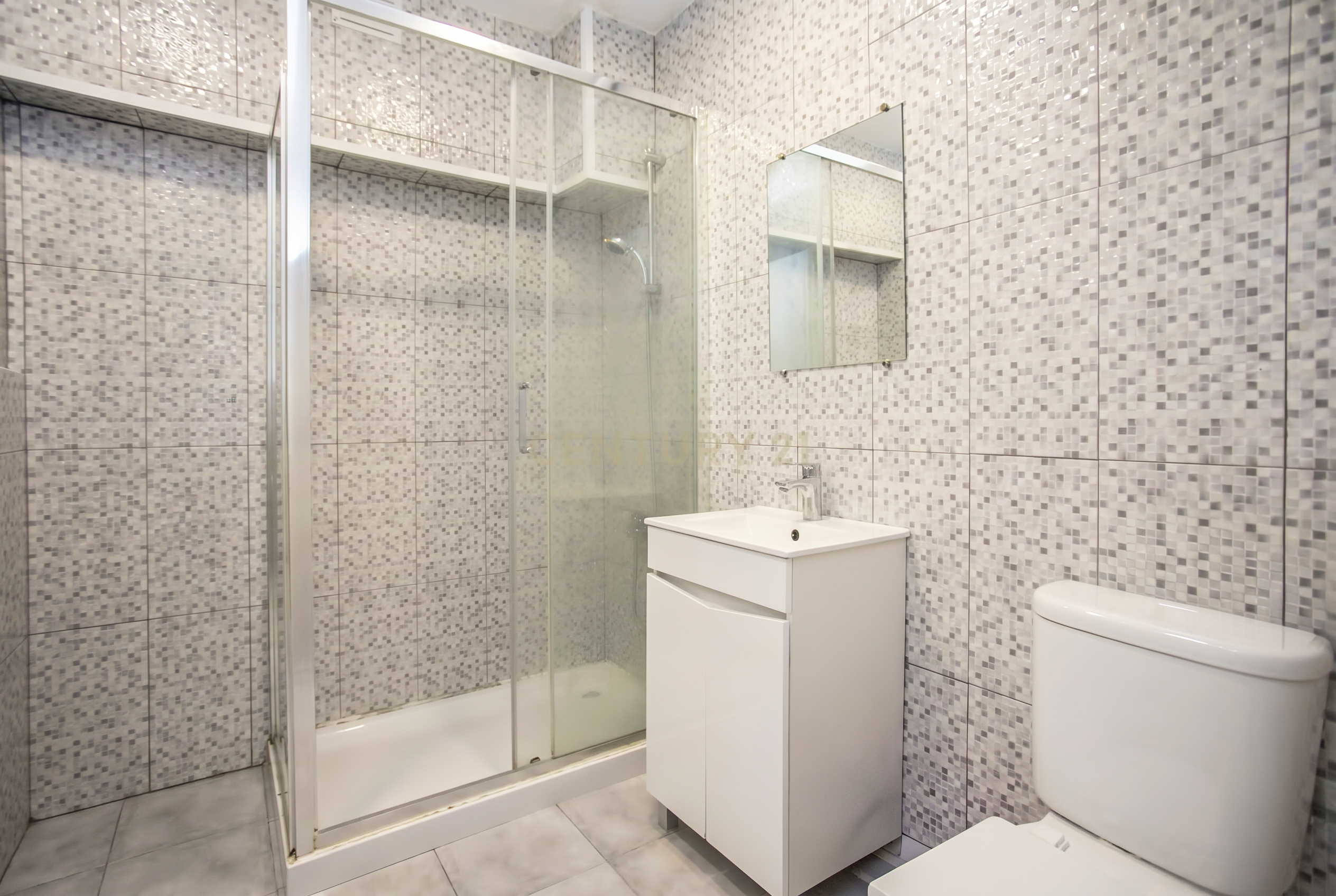 Fotografia 8 de Espaço Comercial com Potencial para Habitação