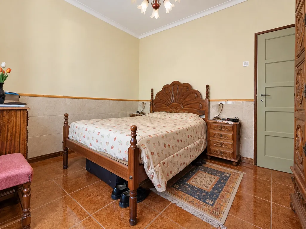Prédio de 2 andares com quintal e anexos em Santo André, Barreiro - Image 12