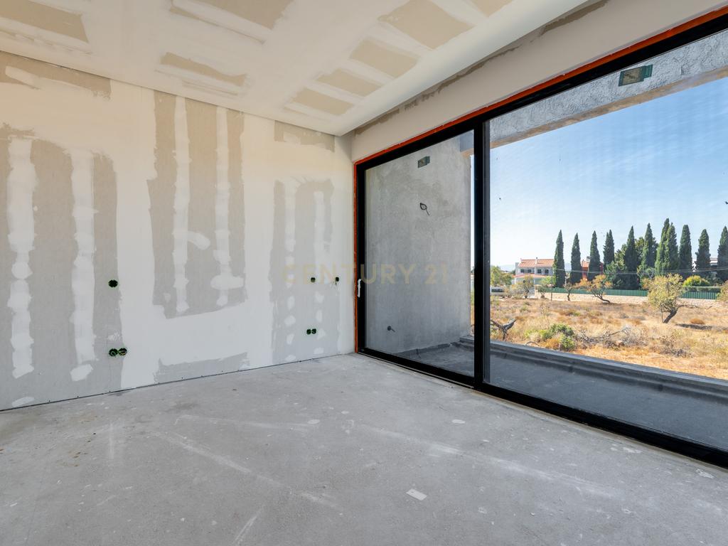 Moradia T5 contemporânea em construção avançada com piscina | Álamos, Guia – Albufeira - Image 24