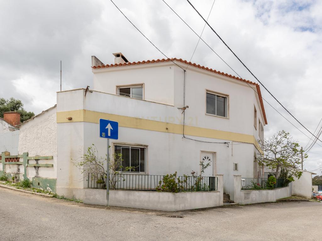 Moradia T3 na Quinta do Anjo com Vista Panorâmica e Garagem - Image 5