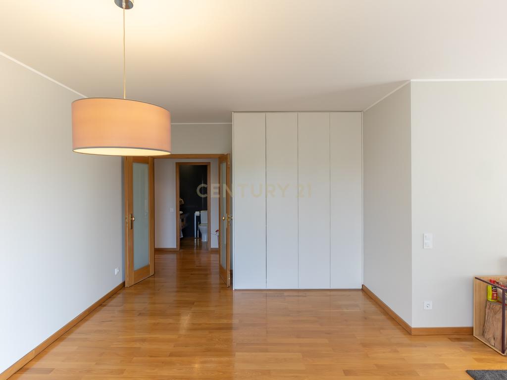 Apartamento T2 para Arrendamento em Lordelo do Ouro, Porto - Image 4