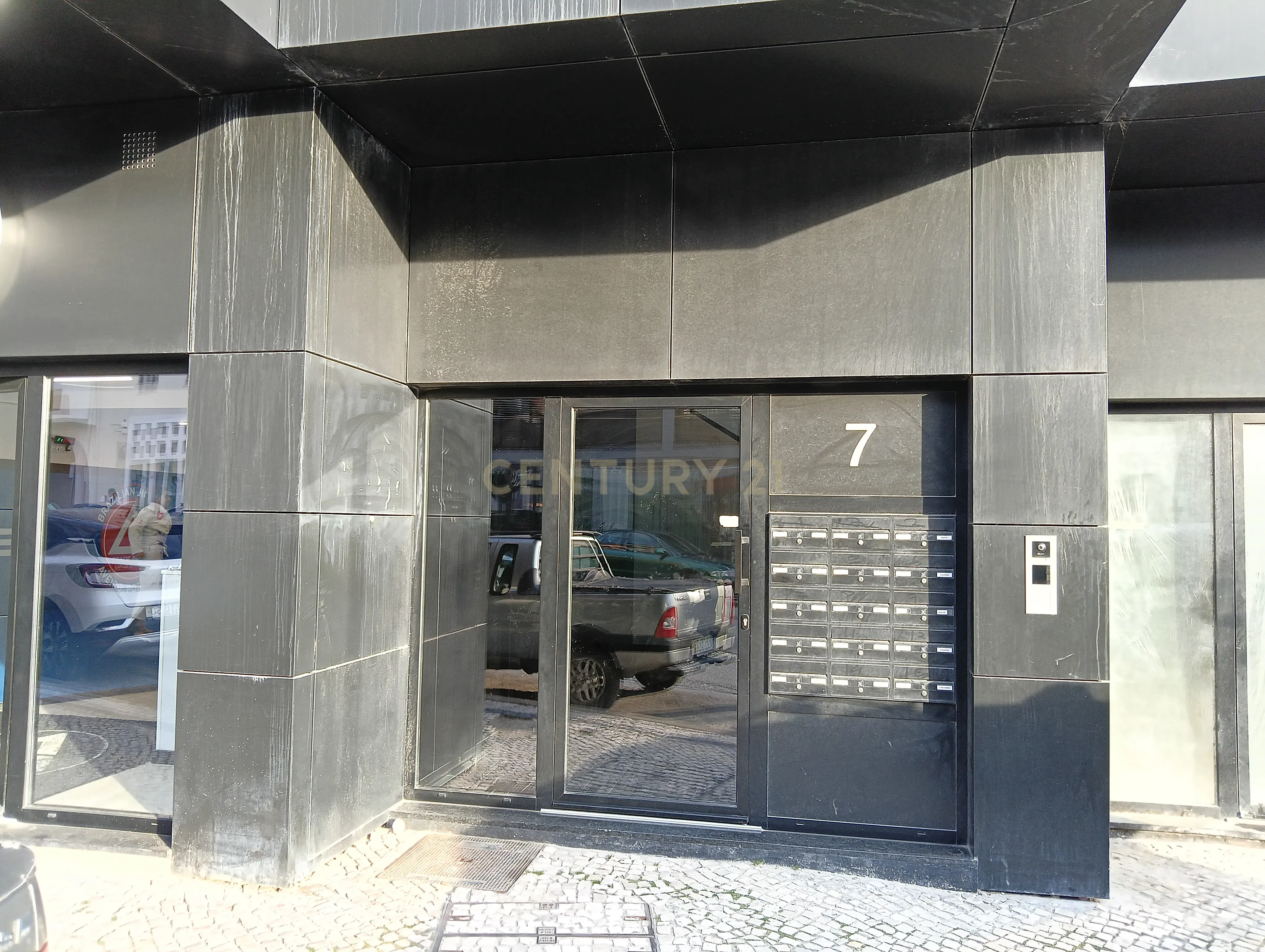 Apartamento T0 Mobilado com varanda - Zona central de Aveiro - Image 12