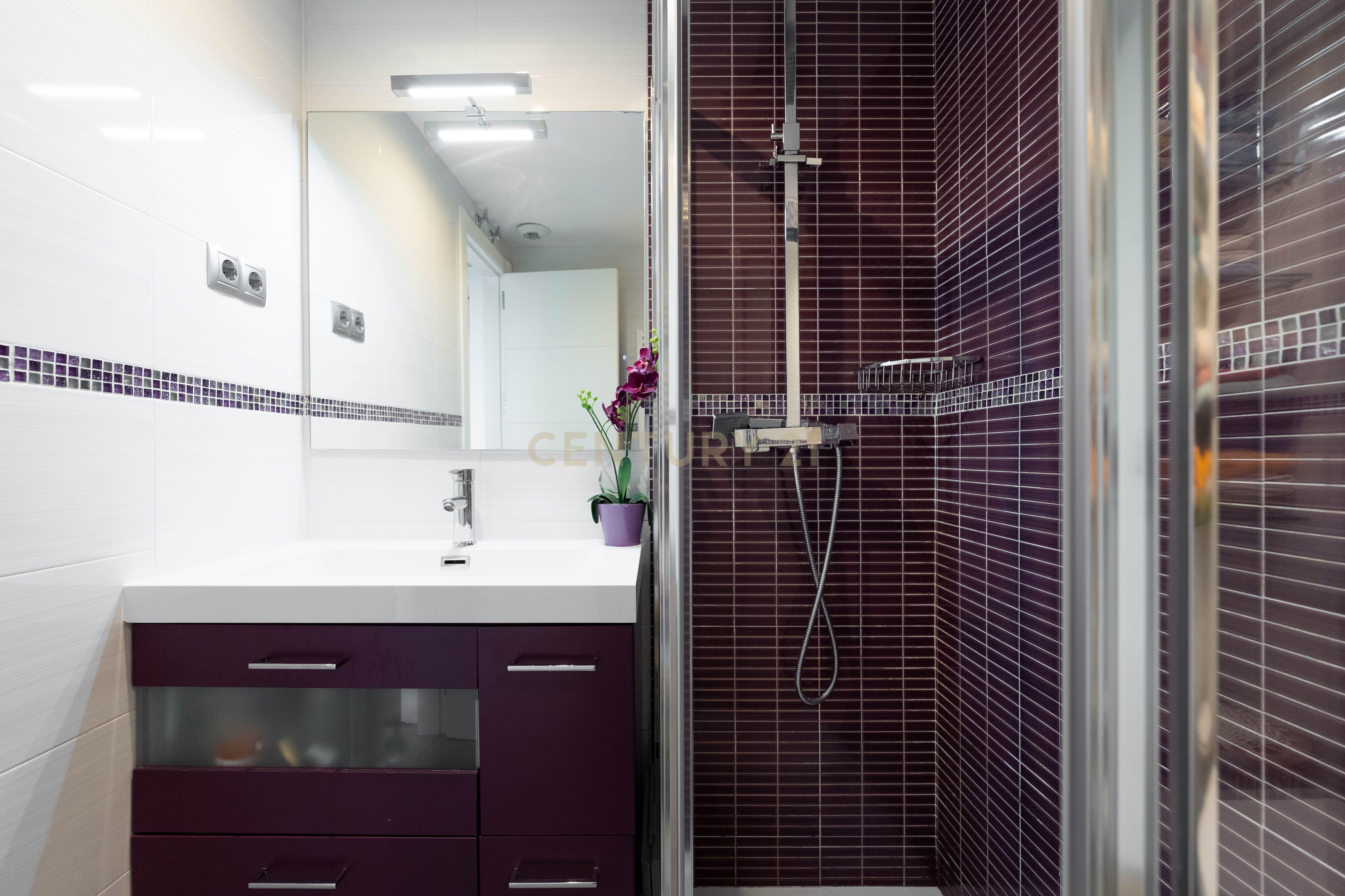 Vive numa urbanização com jardim e piscina. - Image 19