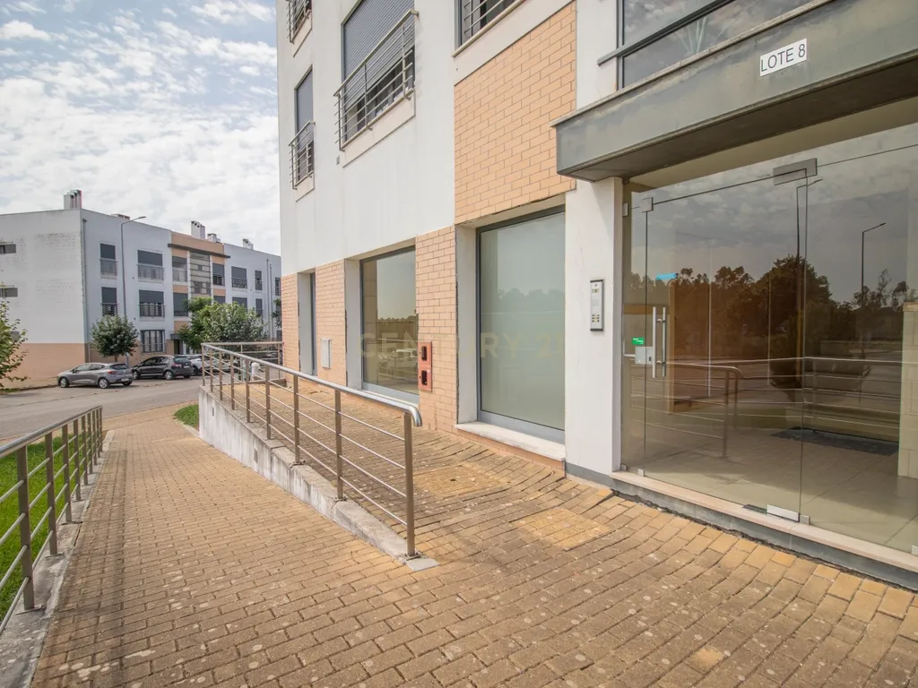 Loja passível de ser transformado em Apartamento T2 ou T3 com terraço privativo de Garagem - Image 23