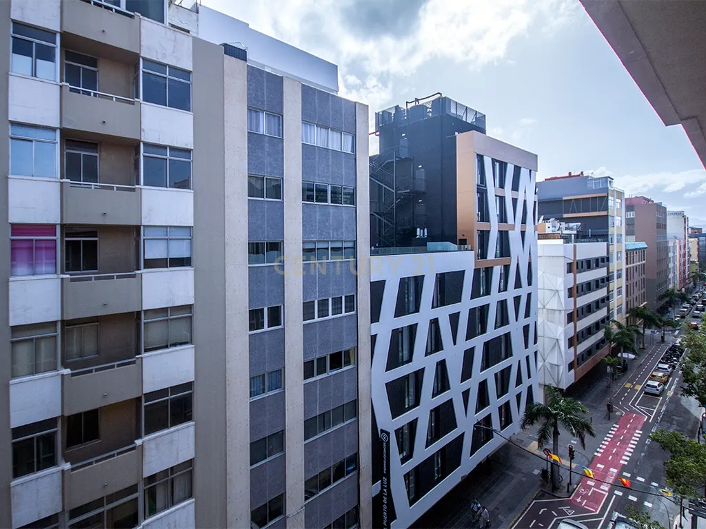 Apartamento totalmente renovado no último andar com garagem e arrecadação a 5 minutos de Las Canteras, Gran Canaria - Image 20