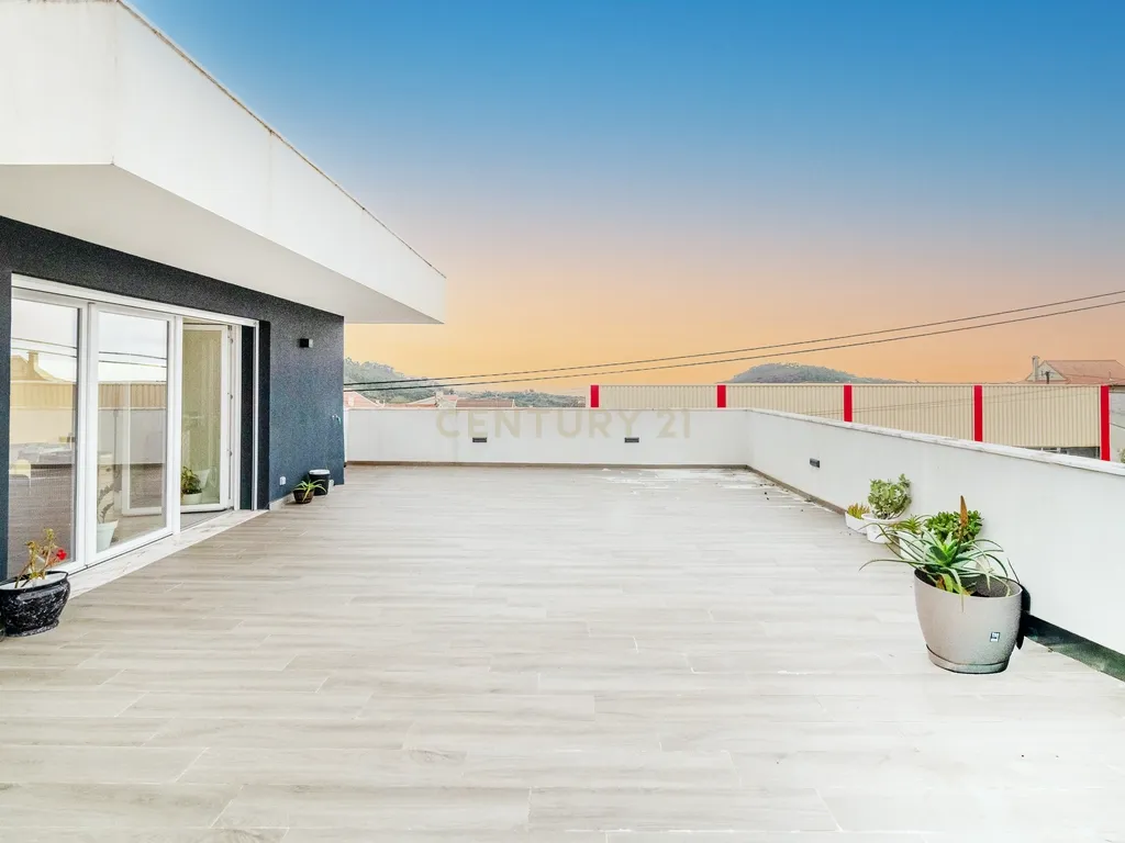 Moderna Moradia T3 em Caneças com Piscina - Image 40