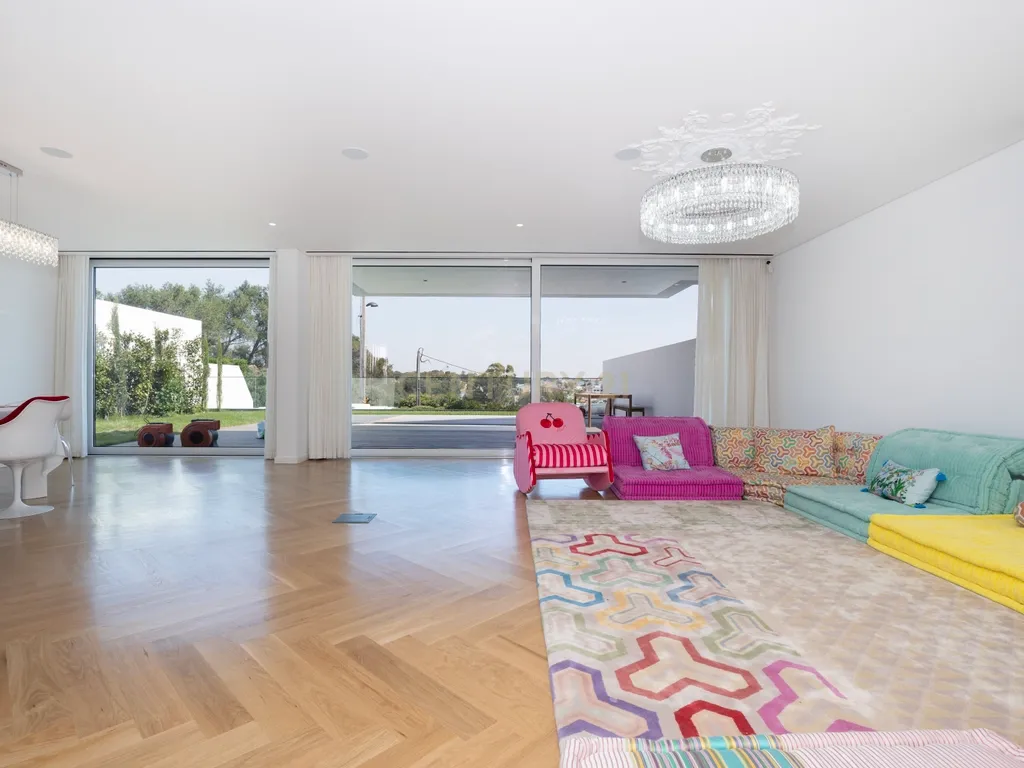 Moradia T5+1 Luxuosa no Estoril - Image 9