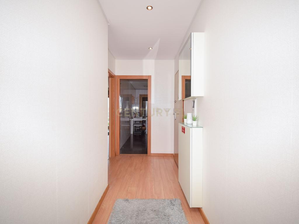 Apartamento T3 com Áreas Generosas e Vista Desafogada - Image 15