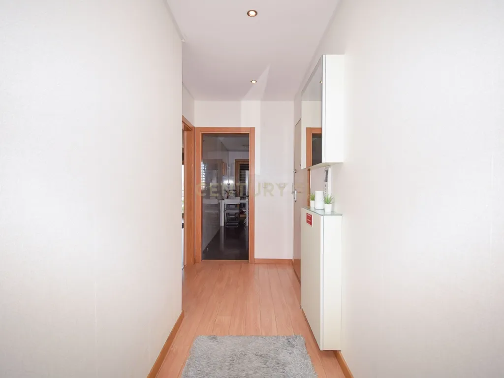 Apartamento T3 com Áreas Generosas e Vista Desafogada - Image 15