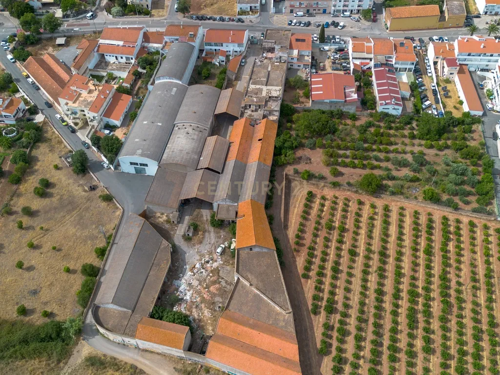 Terreno Urbano com 7.780m2 I Armazéns e Habitação I São Bartolomeu de Messines - Image 2