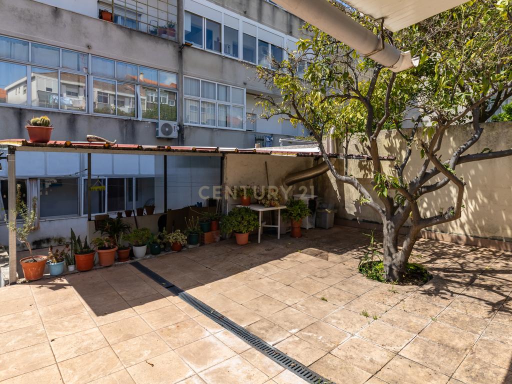 Apartamento T3 no Feijó com logradouro de 261 m2 - Image 42