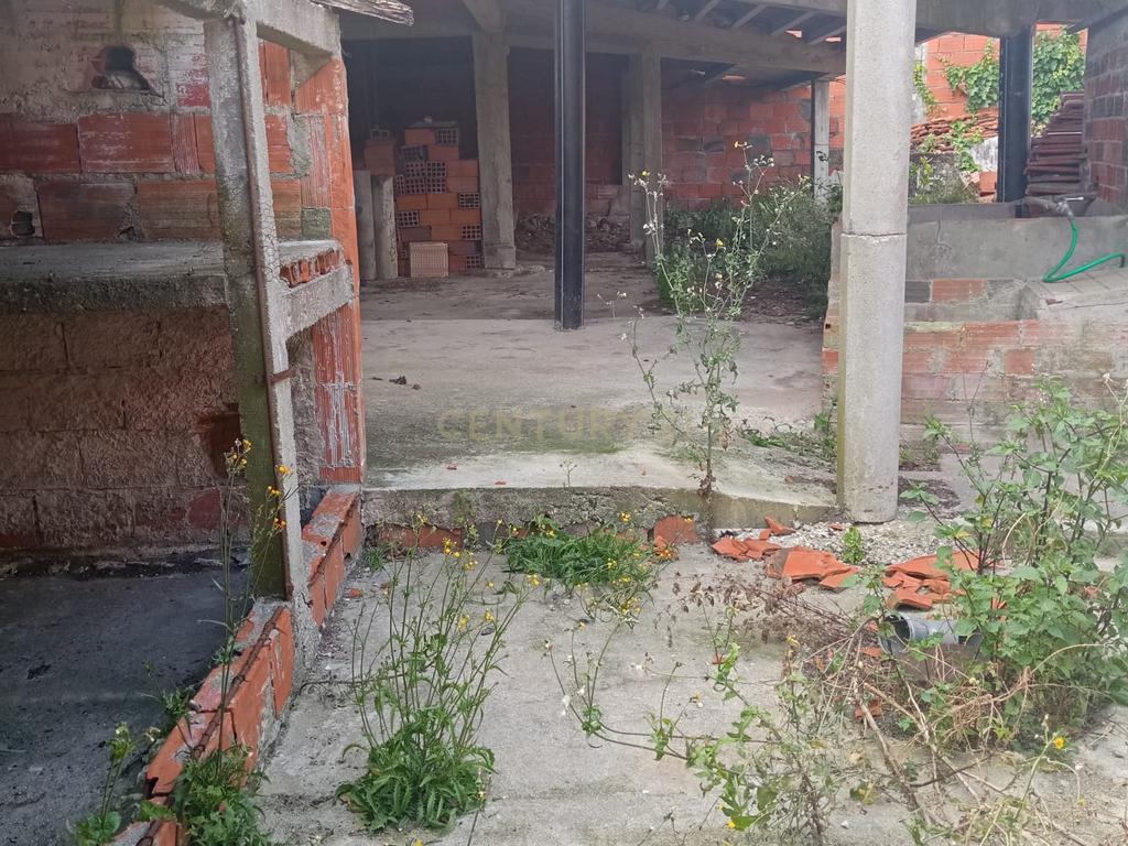 Moradia T3 para recuperação em Moita ,Marinha Grande - Image 2