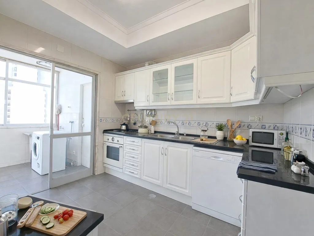 Apartamento T3 com 121m2 para arrendamento no Areeiro, Lisboa - Image 11