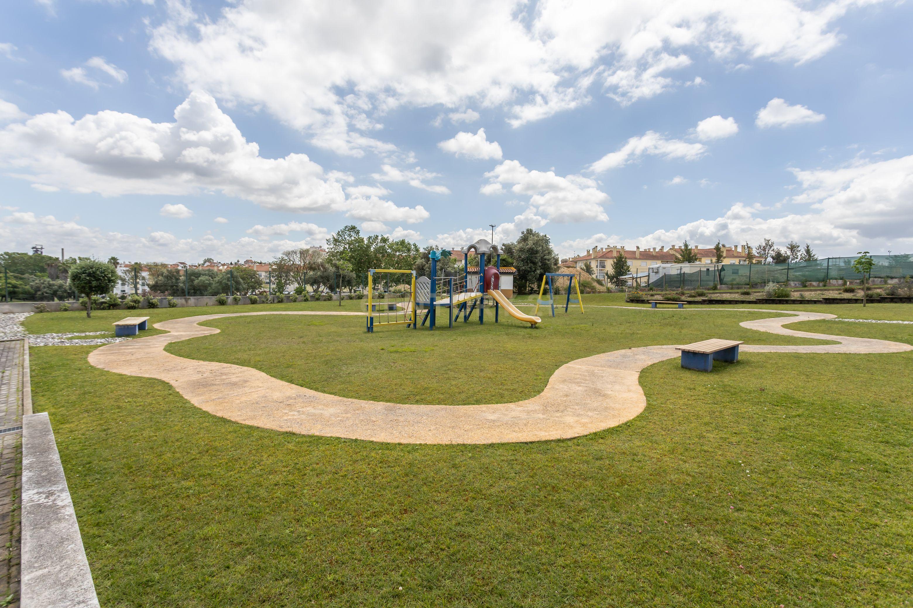 Apartamento T3 Condomínio Jardins da Ladeira, Aldeia de Paio Pires - Image 33