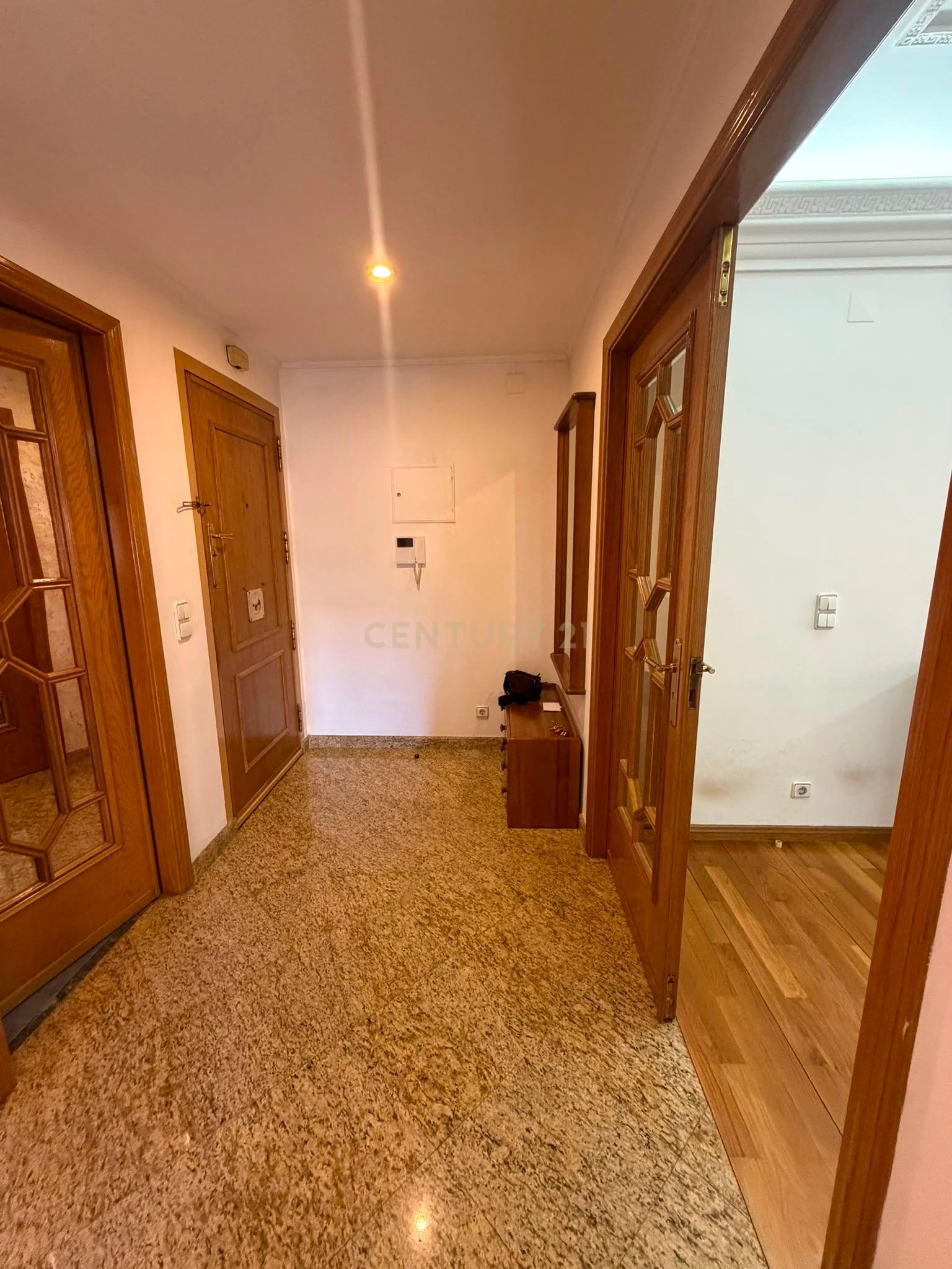 Fotografia 6 de T1 mobilado com 70 m² e garagem junto ao Metro das Laranjeiras