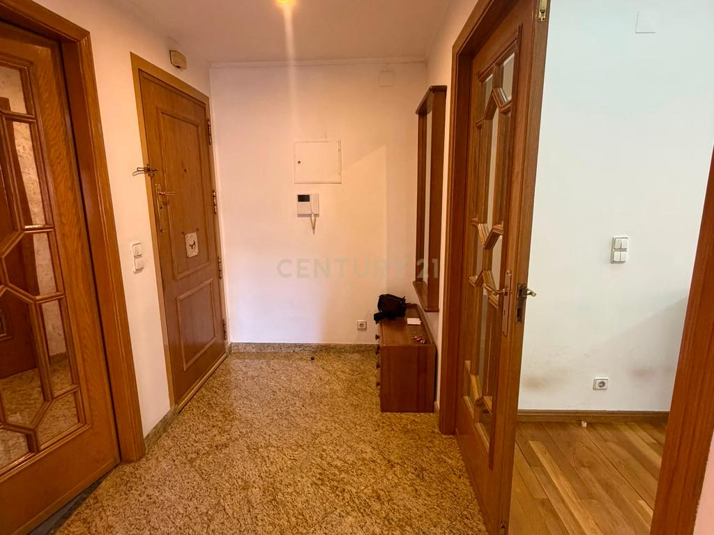 T1 mobilado com 70 m² e garagem junto ao Metro das Laranjeiras - Image 6