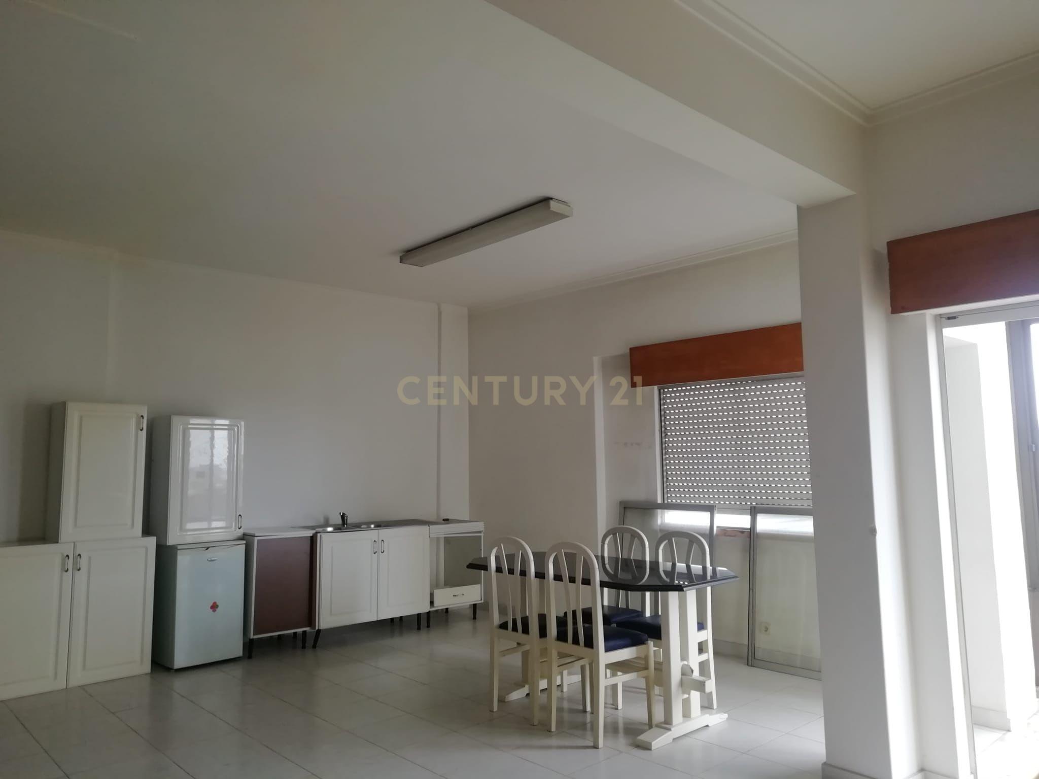 EXCELENTE PARA HABITAÇÃO DE  -   112m2. ou PARA NEGOCIO.    ENTRE A  REBOLEIRA E DAMAIA.